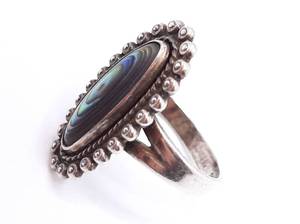 lot 56 image: Vintage Mesmerizing Abalone Mother-of-Pearl Sterling Silver Estate Ring