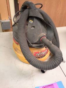 lot 118 image: Stinger 2-Gallon WetDry Vac