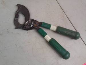 lot 573 image: Greenlee Two-Hand Cable Ratchet Cutter 761