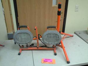 lot 635 image: Dual Lamp Work Shop Light with Tripod Stand