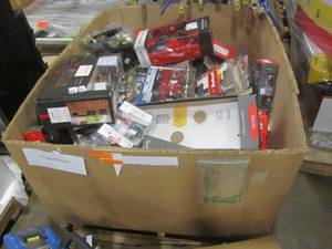 lot 115 image: WHOLESALE MIXED PALLET OF RETURNS - HANDLE SETS & DEADBOLTS