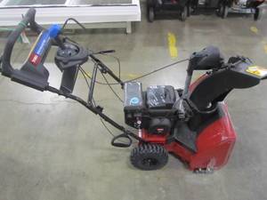 lot 208 image: Toro SnowMaster 724 QXE 24 in. Single-Stage Gas Snow Blower 36002