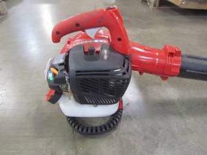 lot 217 image: Homelite 150 MPH 400 CFM 26cc Gas Handheld Blower Vacuum UT26HBV