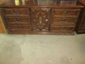 6 Drawer Dresser 71.5 X 19 X 31.5 Some Drawers do not close all the way See Photos