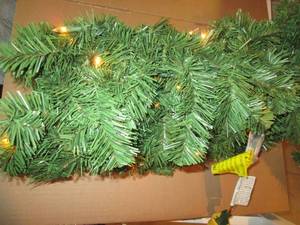 8 FT. Pre-Lit Garland 3C
