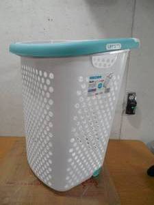 lot 58 image: 2 Bushel Rolling Hamper, White