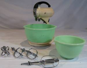 lot 6 image: VINTAGE Sunbeam Electric Mixer with 2 Jadite Bowls