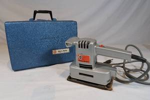 lot 8 image: Black & Decker Sander with Case