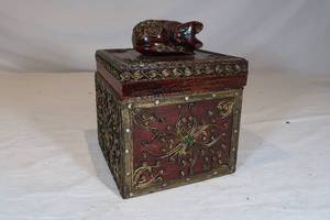 lot 17 image: Square Box with Sleeping Cat on Lid
