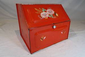 lot 18 image: VINTAGE Tin Bread Box