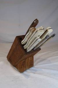 lot 21 image: Miscellaneous Knives in Wooden Block