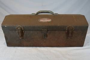 lot 32 image: VINTAGE Metal Park Manufacturing Toolbox with Miscellaneous Tools