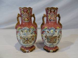 lot 73 image: Pair of Pink Majorca Vases