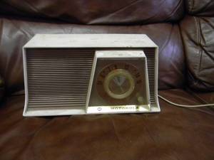lot 19 image: VERY COOL Vintage Motorola Radio STILL WORKS. approx 13x6 - SEE PICTURES