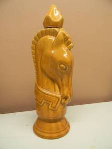 lot 26 image: VERY COOL VINTAGE 1960s OLD CROW LIMITED CHESS PIECE CERAMIC DECANTER - KNIGHT - APPROX 14 - SEE PICTURES