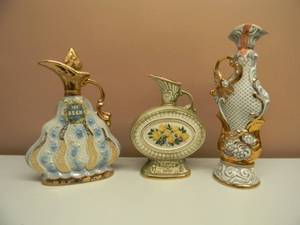 lot 33 image: Vintage James Beam Liquor Decanter Genuine Regal China C.Miller 1969 - Genuine Regal China 1970 Gold Gilt # 145 - 1971 James Beam Liquor Decanter Genuine Regal China -  SEE PICTURES