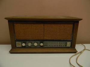 lot 45 image: VINTAGE GENERAL ELECTRIC DUAL SPEAKER SOLID STATE RADIO - WOOD - WORKS - SEE PICTURES