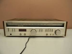 lot 46 image: VINTAGE KENWOOD KR-720 STEREO RECEIVER - POWERS UP - WORKS - TUNER COULD USE A ADJUSTMENT - SEE PICTURES
