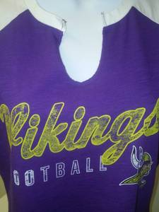 lot 5 image: Minnesota Vikings Womens Medium shirt