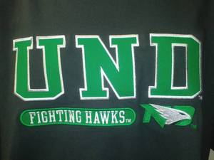 lot 14 image: UND  FIGHTING  HAWKS  3XL, 5456 T - Shirt