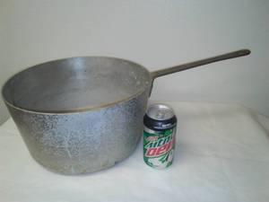 lot 107 image: Bean Pot - HUGE - 12 diam. Beacon 3150 vintage