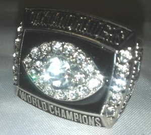 lot 135 image: OAKLAND RAIDERS, FRED BILITNIKOFF SUPER BOWL RING.1976