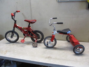 lot 6 image: Cars 10 kids bike wtraining wheels and a Vintage 1982 Headstrong Tricylce. Great shape. Awesome Xmas gifts