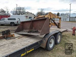 lot 2 image: Universal Heavy Duty Loader for Tractor - Removed from John Deere 4010