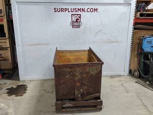 lot 8 image: Self Dumping Hopper 48-12 x 31 x 29