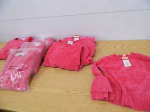 lot 18 image: Lot of 8 Girls Sweaters