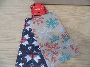 lot 39 image: Case of 24 - 2 Pack Gift Bags