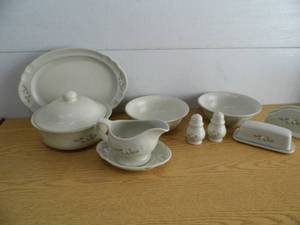 lot 109 image: Pfaltgraff Heirloom Pieces