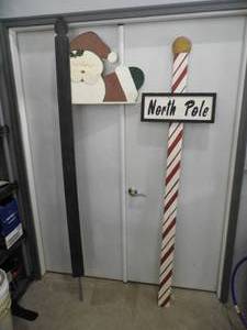 lot 114 image: Santa - North Pole Dcor