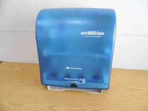 lot 117 image: enMotion Paper Towel Dispenser