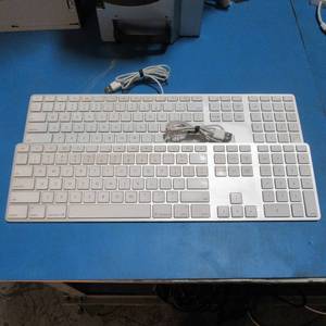 lot 36 image: Apple Keyboards (2) tested and working ultra light weight - Great for Travel