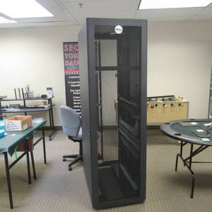 lot 55 image: Dell 19in rack Data Cabinet