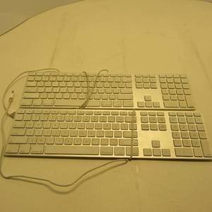 lot 58 image: 2x APPLE Keyboards wnumber keypad