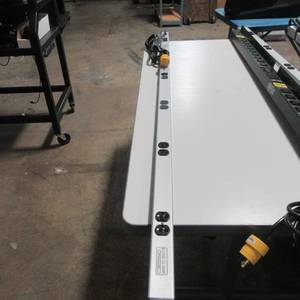 lot 61 image: 12 Outlet Power Strip