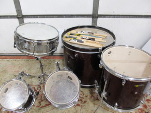 lot 19 image: SP Sound Percussion Drum Set w Extra Drumsticks 