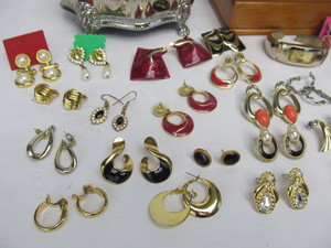 lot 152 image: 2 Small Jewelry Boxes wJewelry Earring Sets etc