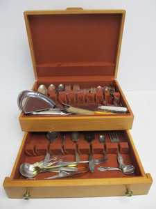 lot 97 image: Vintage Flatware Set in Case wExtras