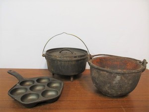 lot 113 image: Group of Vintage Cast Iron Cookware