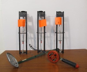 lot 130 image: Vintage Ice Fishing Rod - 3 Tip-Ups & Scoop