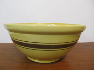 lot 104 image: Large Vintage 15.5 Stoneware Mixing Bowl