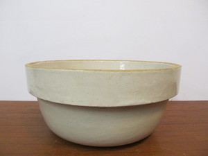 lot 105 image: Vintage 10 Stoneware BAUER Pottery Mixing Bowl