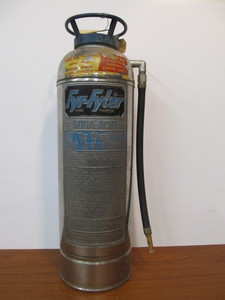 lot 106 image: Vintage FYR-FYTER Fire Extinguisher
