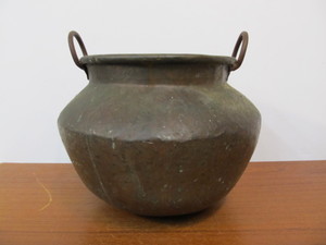 lot 165 image: Large Antique Hand Hammered Copper Pot wHandles 