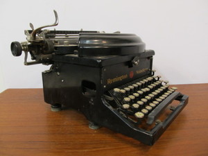 lot 243 image: Nice Vintage REMINGTON Noiseless Typewriter
