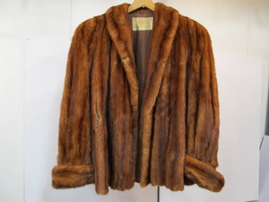 lot 250 image: Ladies Vintage Waist Length Genuine Mink Fur Coat