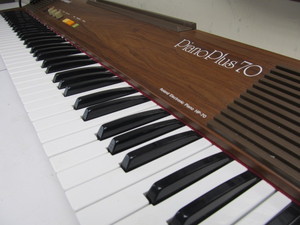 lot 283 image: Nice Working ROLAND Model HP-70 Electric Keyboard